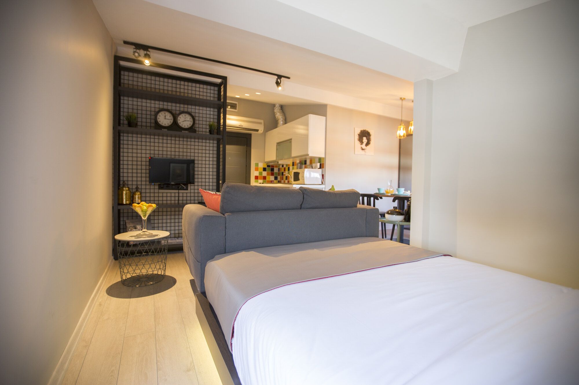 CITYLOFT 36 Studio Suite with Terrace: Çift kişilik yatak, kanepe ve raf ünitesi
