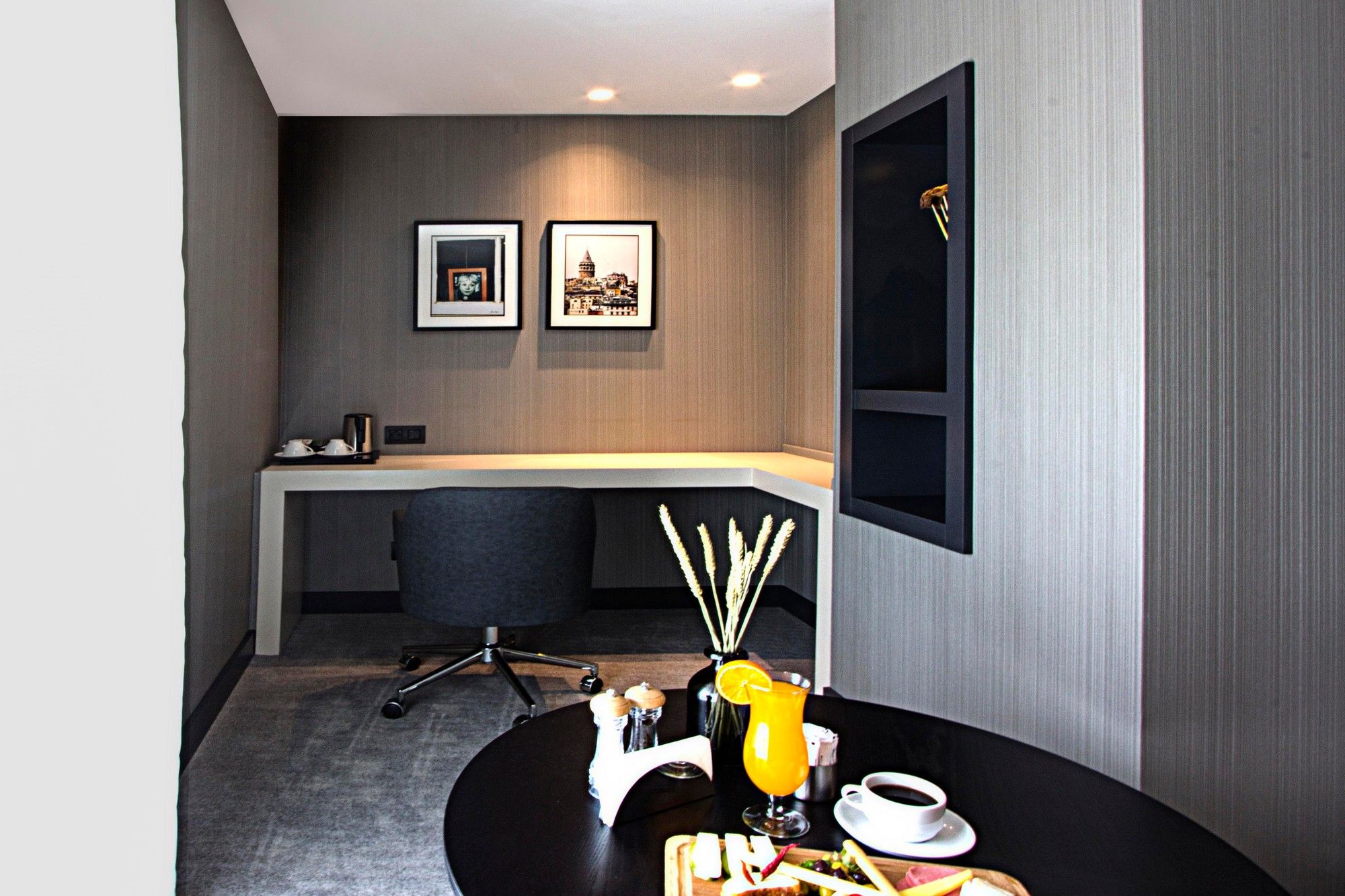 CITYLOFT 81 Corner Suite: Schreibtisch und Frühstücksservice