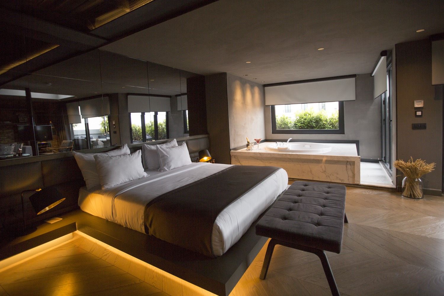 CITYLOFT 81 Jacuzzi Suite: Çift kişilik yatak ve pencere önünde jakuzi