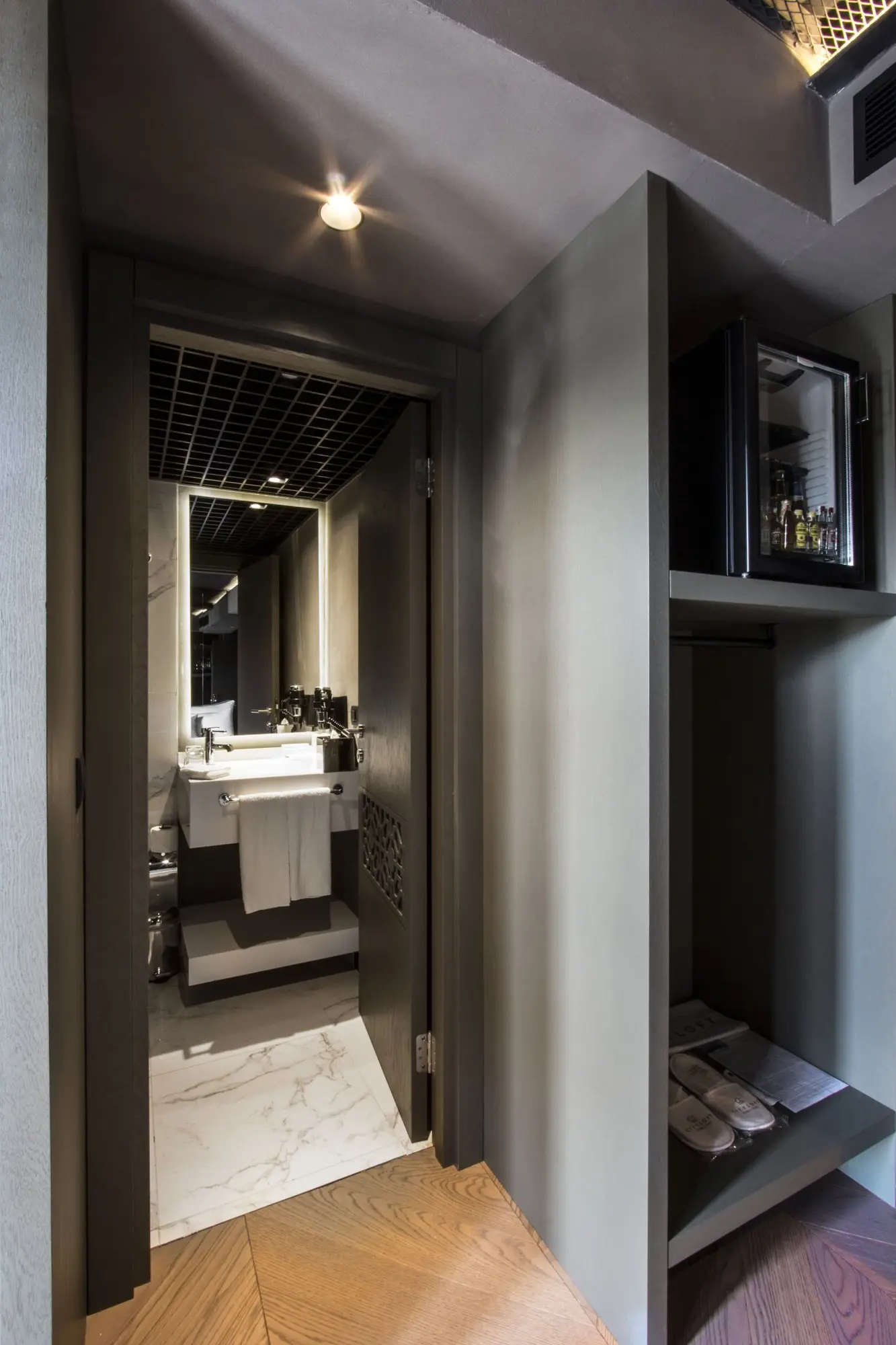 CITYLOFT 81 Deluxe Room: Banyo girişi ve lavabo