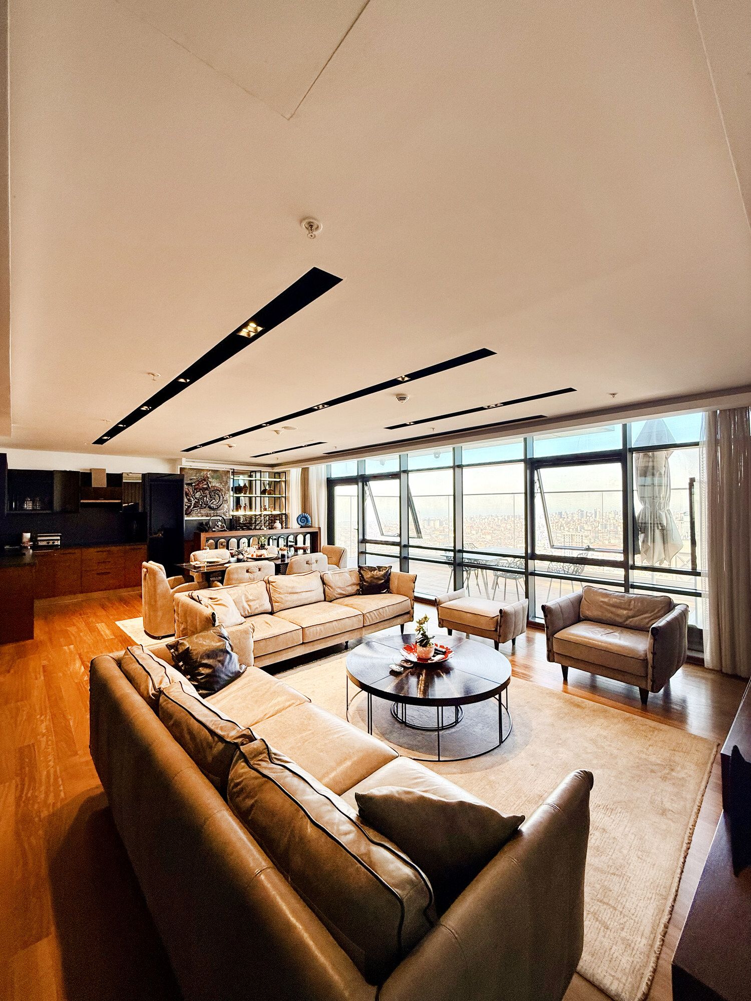 CITYLOFT 175 Presidential Suite: Geniş salon, deri koltuklar ve boydan pencereler