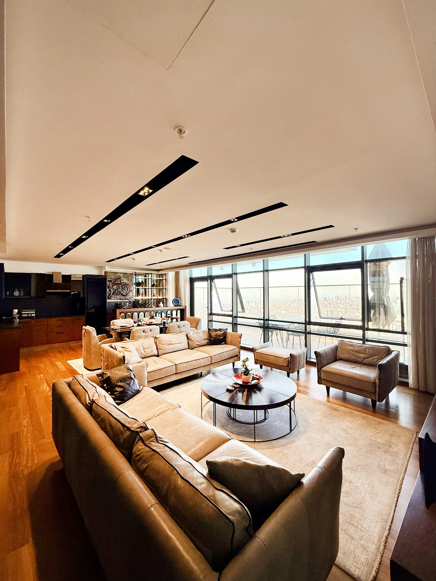 CITYLOFT 175 Presidential Suite: Geniş salon, deri koltuklar ve boydan pencereler