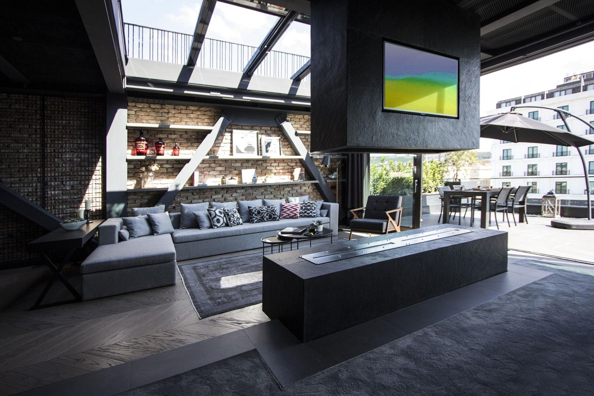 CITYLOFT 81 Presidential Suite: Şömine, köşe kanepe ve teras