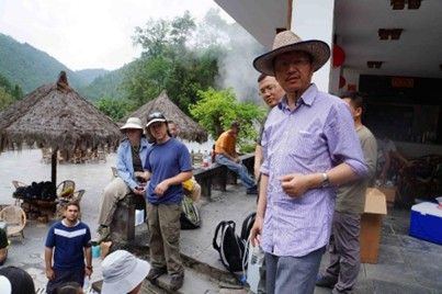 Dr. Dong and students performing in situ experiments at Tengchong hot springs