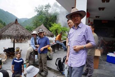 Dr. Dong and students performing in situ experiments at Tengchong hot springs
