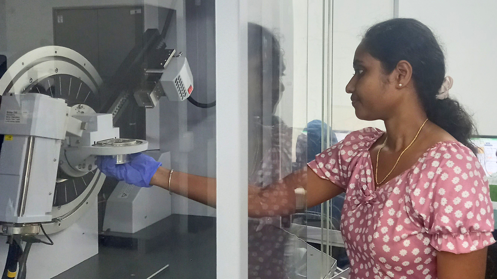 R. Valli analyzing mineral powders using X-ray diffraction (XRD).