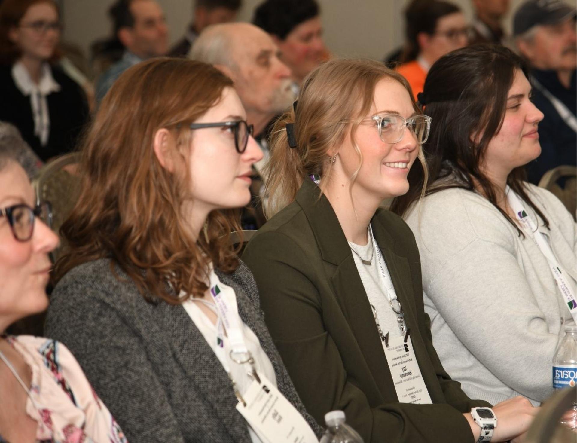 Crowded room of meeting attendees listening to a research give an oral research presenation at a GSA meeting