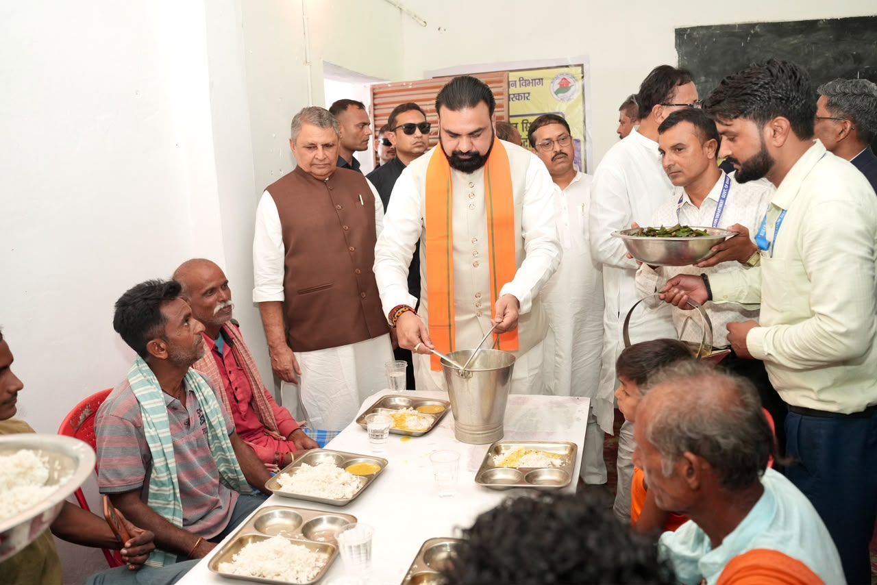 मुख्यमंत्री सम्राट चौधरी बेतिया के बाढ़ प्रभावित क्षेत्र में राहत शिविर का निरीक्षण करते हुए