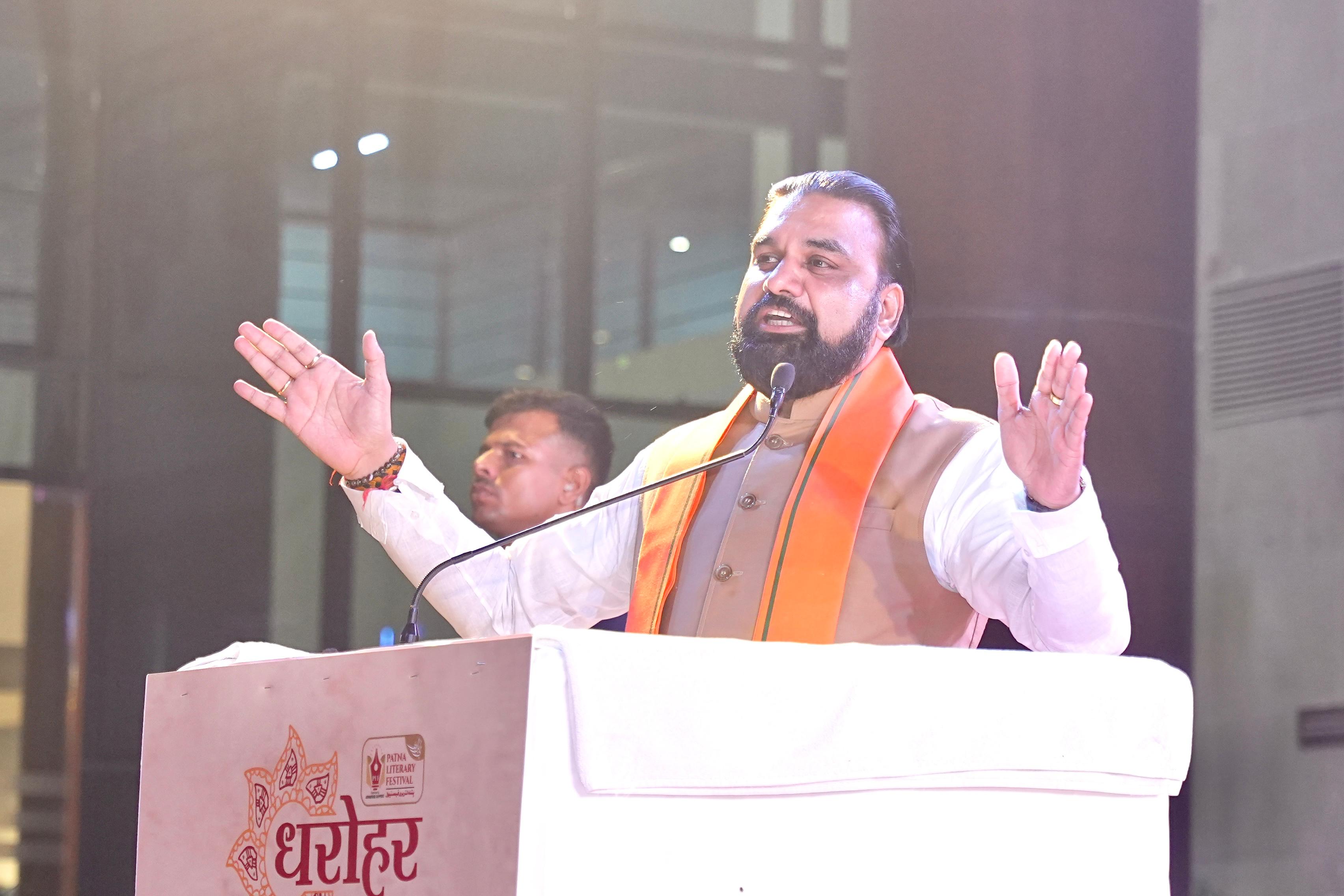 'भावांजलि' कार्यक्रम में मंच से दर्शकों को संबोधित करते मुख्यमंत्री सम्राट चौधरी