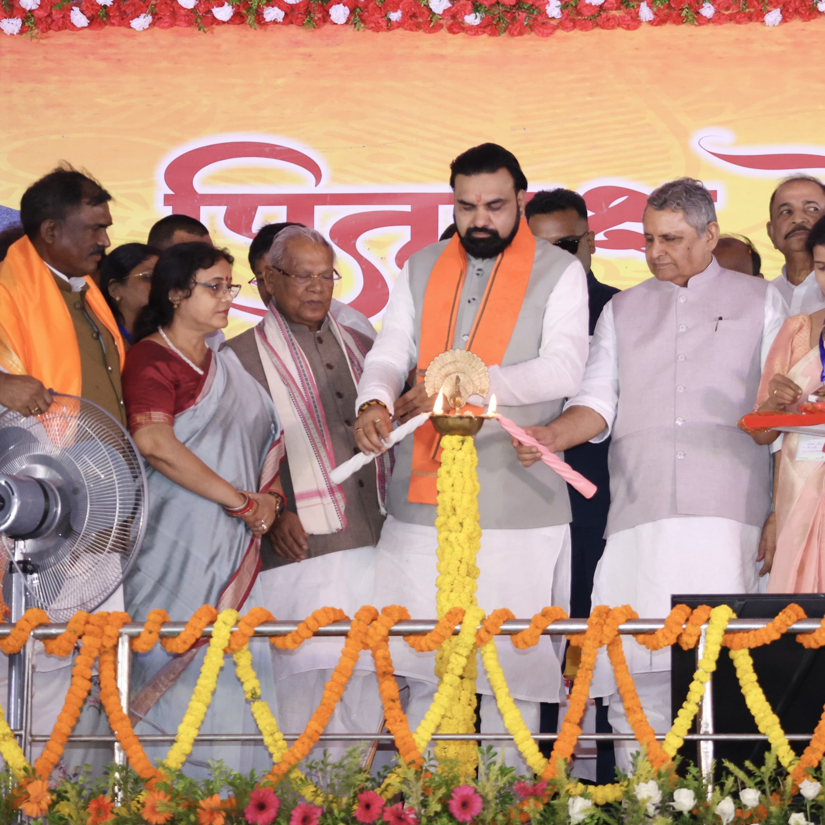 गया जी में मुख्यमंत्री सम्राट चौधरी द्वारा 17 दिवसीय पितृपक्ष मेला 2026 के उद्घाटन की तस्वीर, विष्णुपद मंदिर और देवघाट पर श्रद्धालु