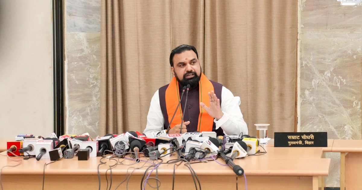 मुख्यमंत्री सम्राट चौधरी की पहल BiharCMQRT के तहत शिकायत और समाधान का पहले-अब ग्राफिक, जिसमें ट्रांसफार्मर, सड़क और प्रमाणपत्र के मामले दिखाए गए हैं
