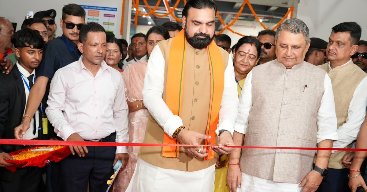 मुजफ्फरपुर के मोतीपुर स्थित महवल में मेगा लेदर, फुटवियर और एसेसरीज पार्क का उद्घाटन करते मुख्यमंत्री सम्राट चौधरी