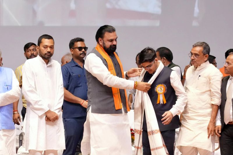 प्रतिभाशाली युवाओं एवं समाज के विभिन्न क्षेत्रों में उत्कृष्ट योगदान देने वाली प्रतिभाओं का सम्मान किया गया!