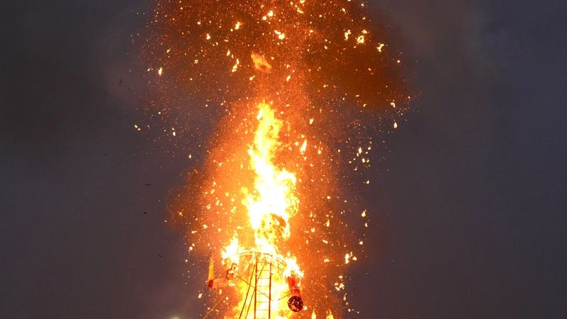 भागलपुर के जिला स्कूल मैदान में विजयादशमी की शाम जलता रावण का विशाल पुतला और उसे देखने उमड़ी भीड़