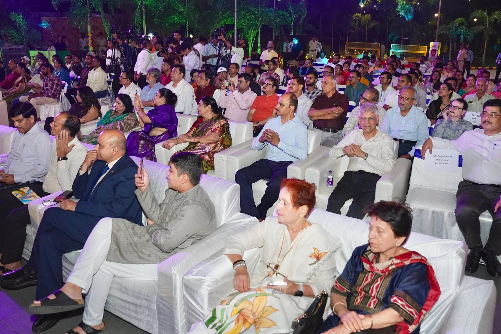 पारंपरिक वेशभूषा में बिहार की लोक संस्कृति पर आधारित नृत्य प्रस्तुत करते कलाकार, सामने बैठे दर्शक।
