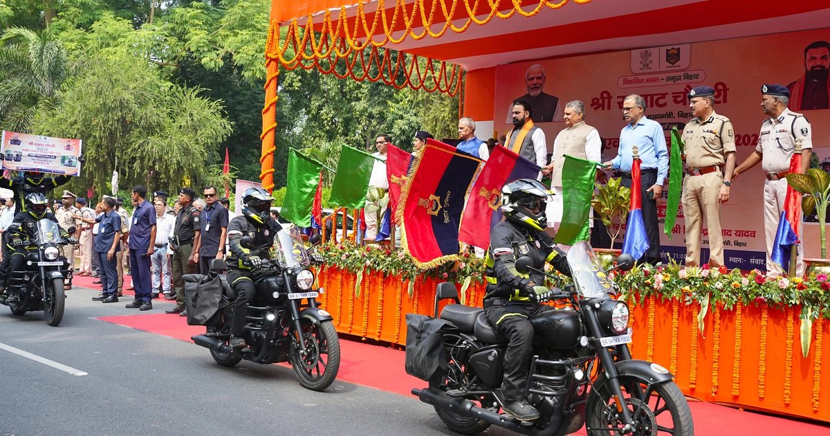 पटना के संवाद परिसर में राष्ट्रीय मोटरसाइकिल रैली-2026 के बिहार दल को हरी झंडी दिखाकर रवाना करते मुख्यमंत्री सम्राट चौधरी