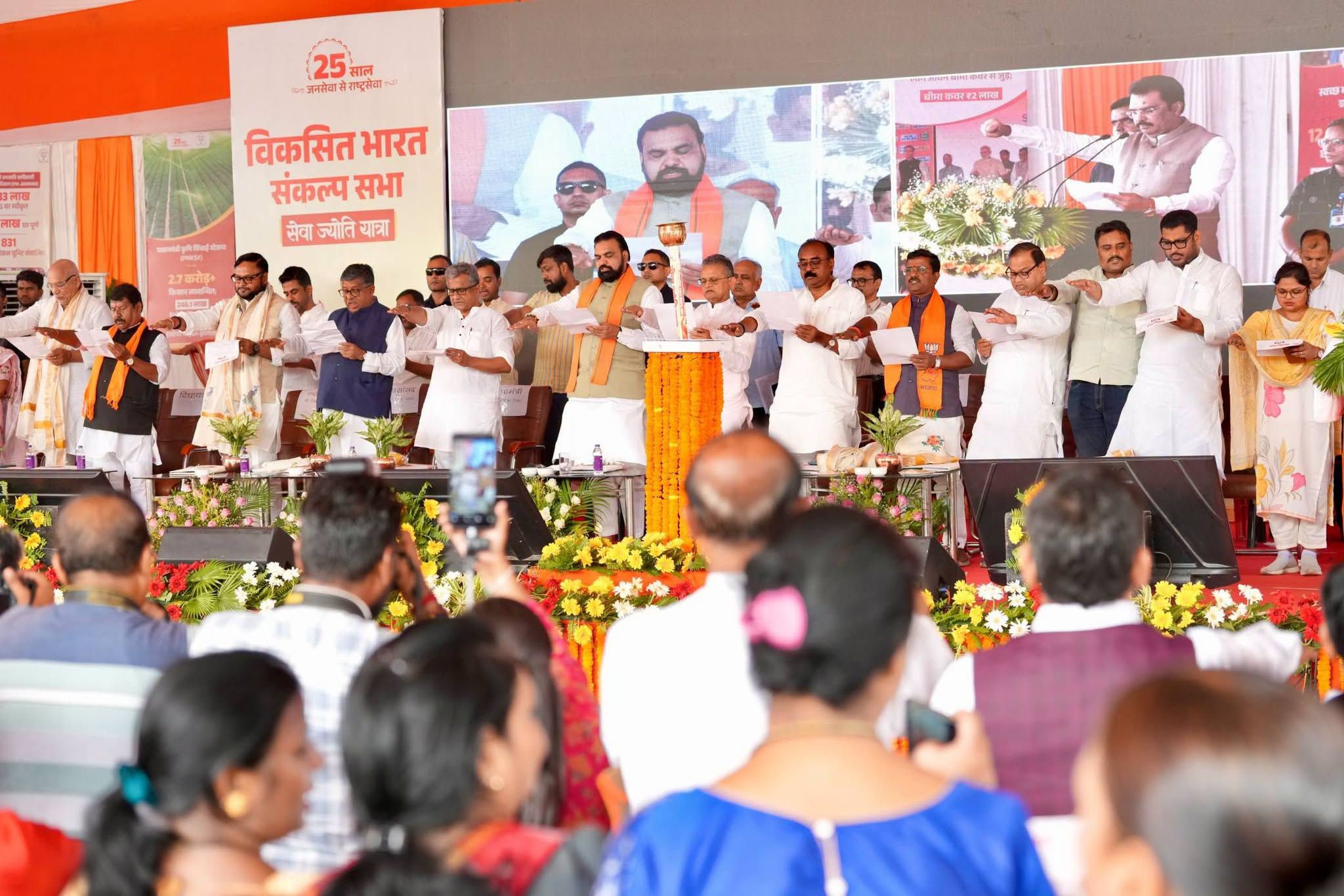 पटना के मिलर हाई स्कूल मैदान में मशाल प्रज्वलित कर सेवा ज्योति यात्रा को रवाना करते मुख्यमंत्री सम्राट चौधरी, साथ में भाजपा प्रदेश अध्यक्ष संजय सरावगी और विशाल जनसमूह
