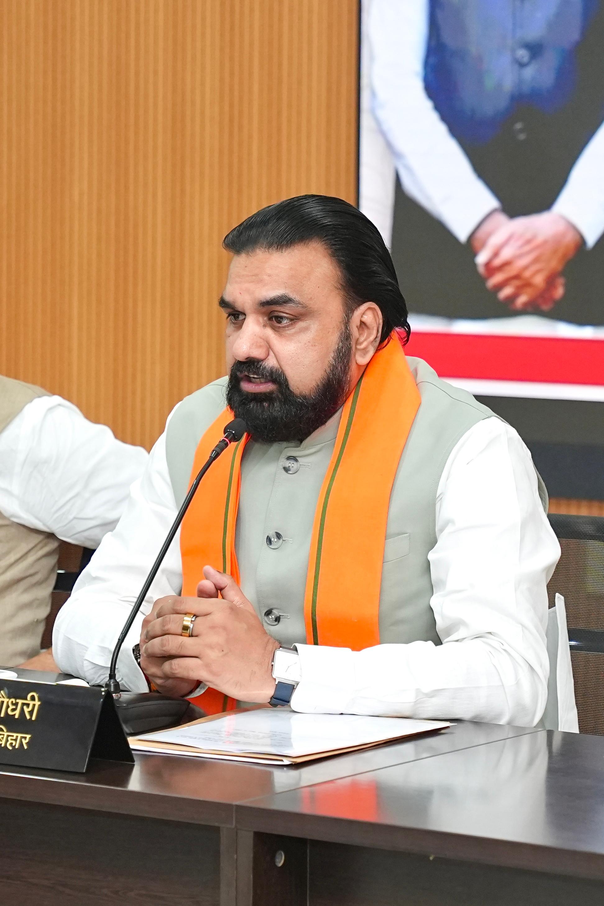 मुख्यमंत्री सचिवालय में कैबिनेट बैठक की अध्यक्षता करते मुख्यमंत्री सम्राट चौधरी, साथ में दरभंगा कार्गो हब और पटना टेक पार्क का प्रतीकात्मक ग्राफिक