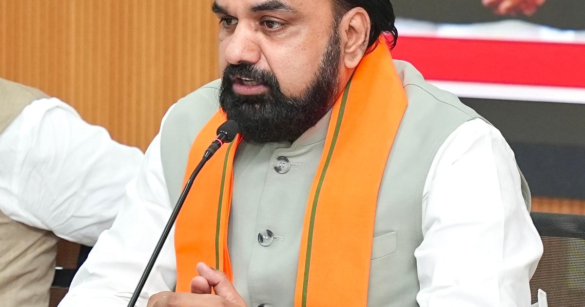 मुख्यमंत्री सचिवालय में कैबिनेट बैठक की अध्यक्षता करते मुख्यमंत्री सम्राट चौधरी, साथ में दरभंगा कार्गो हब और पटना टेक पार्क का प्रतीकात्मक ग्राफिक