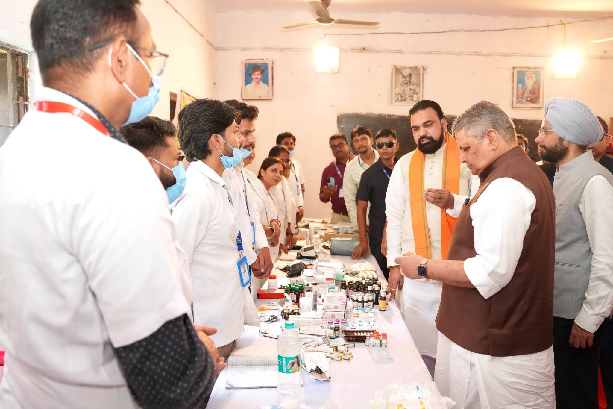 मुख्यमंत्री सम्राट चौधरी पश्चिम चंपारण के बाढ़ राहत शिविर की सामुदायिक रसोई में भोजन परोसते हुए