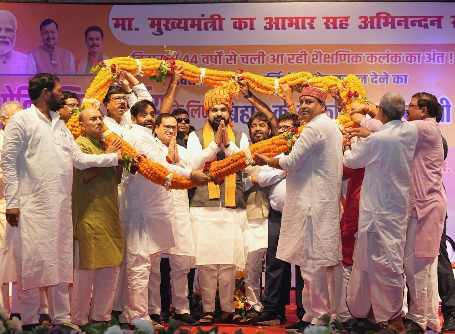 श्रीकृष्ण मेमोरियल हॉल में वित्तरहित शिक्षक अभिनंदन समारोह में उपस्थित हजारों शिक्षक