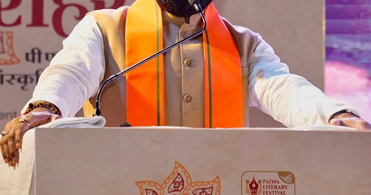 'भावांजलि' कार्यक्रम में मंच से दर्शकों को संबोधित करते मुख्यमंत्री सम्राट चौधरी