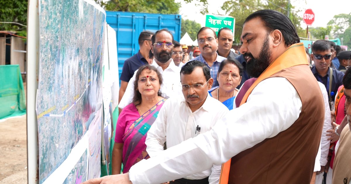 पटना के नेहरू पथ पर मेट्रो रेल और निर्माण कार्यों का औचक निरीक्षण करते मुख्यमंत्री सम्राट चौधरी और अधिकारी