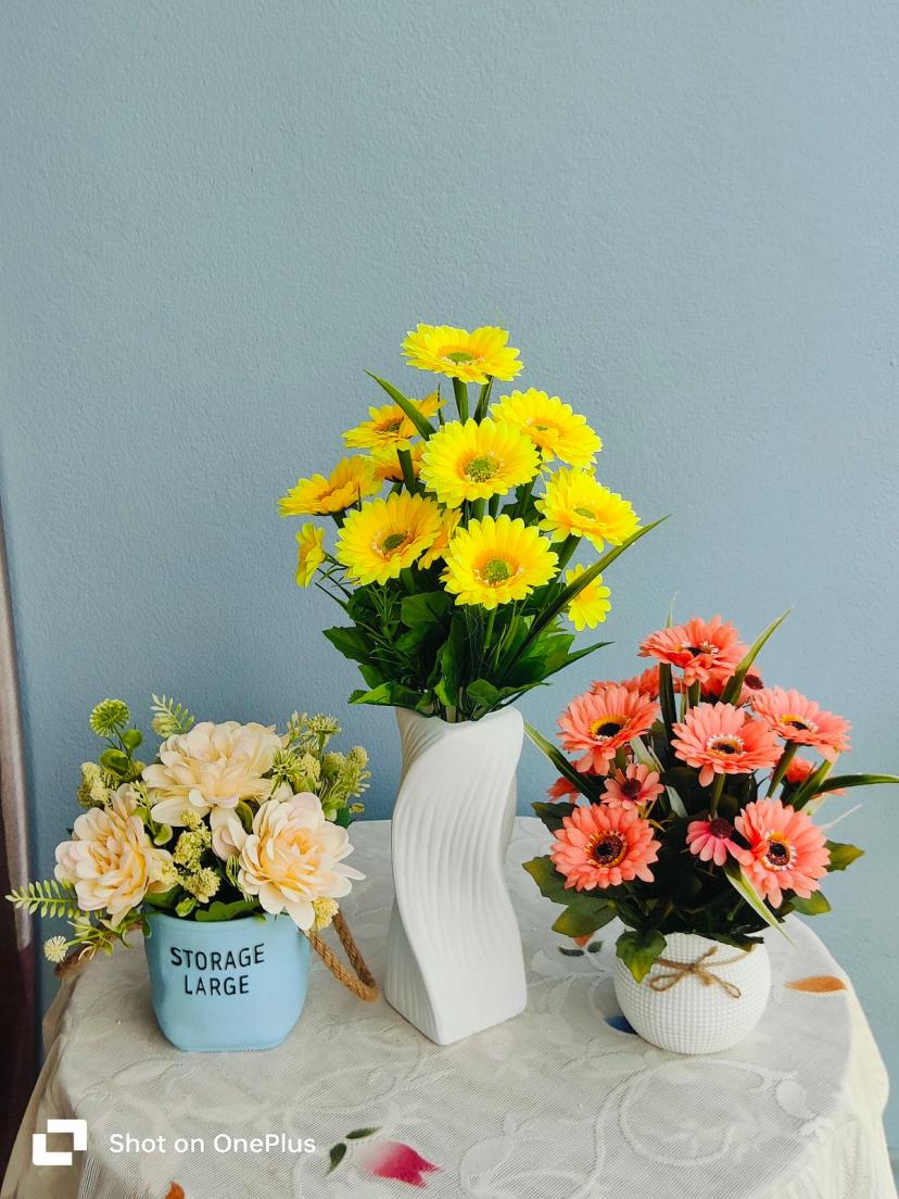 টব সহ উচ্চতা :১ম টা ৬ ইঞ্চি,২য় টা ১১ ইঞ্চি,৩য় টা ৯ ইঞ্চি, • টবের উচ্চতা : ১ম টা ৪ ইঞ্চি,২য় টা ৮ ইঞ্চি,৩য় টা ৪ ইঞ্চি, প্রিমিয়াম কোয়ালিটির ফুল • উপকরণ :ফুল গুলো রাবার কোটেড ফেব্রিকস এর তৈরী • টবের উপকরণ :সিরামিক লুকিং ফাইবার