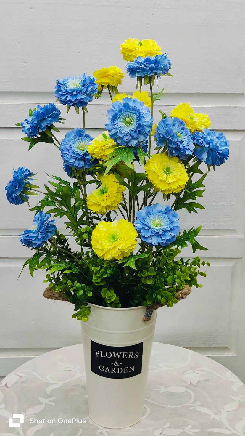 স্টাইলিশ মেটাল টব সহ এলিগেন্ট আর্টিফিশিয়াল ফুল | ২৩" উচ্চতা প্রিমিয়াম ডেকোর।