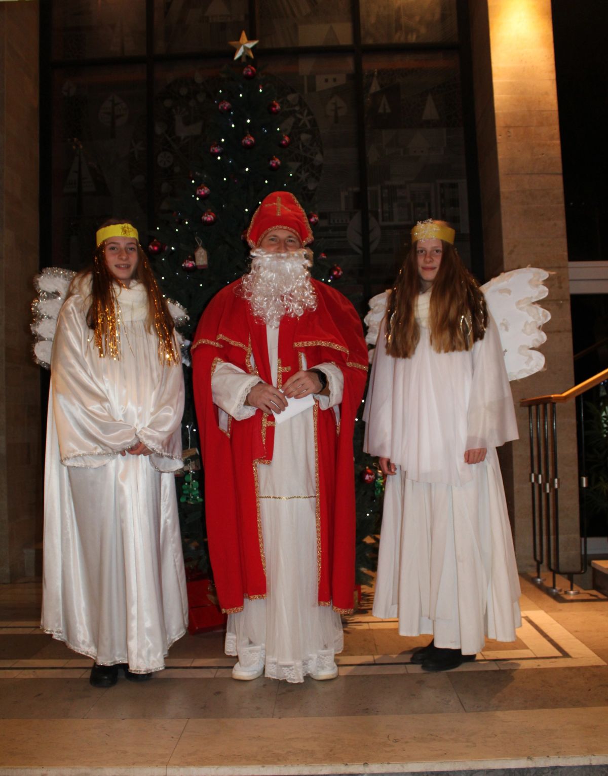 Rozsvícení vánočního stromu s Mikulášem, tvořivé dílničky, soutěže pro děti..