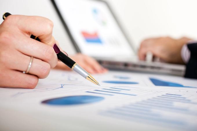 Papel de impresora blanco sobre mesa de madera marrón