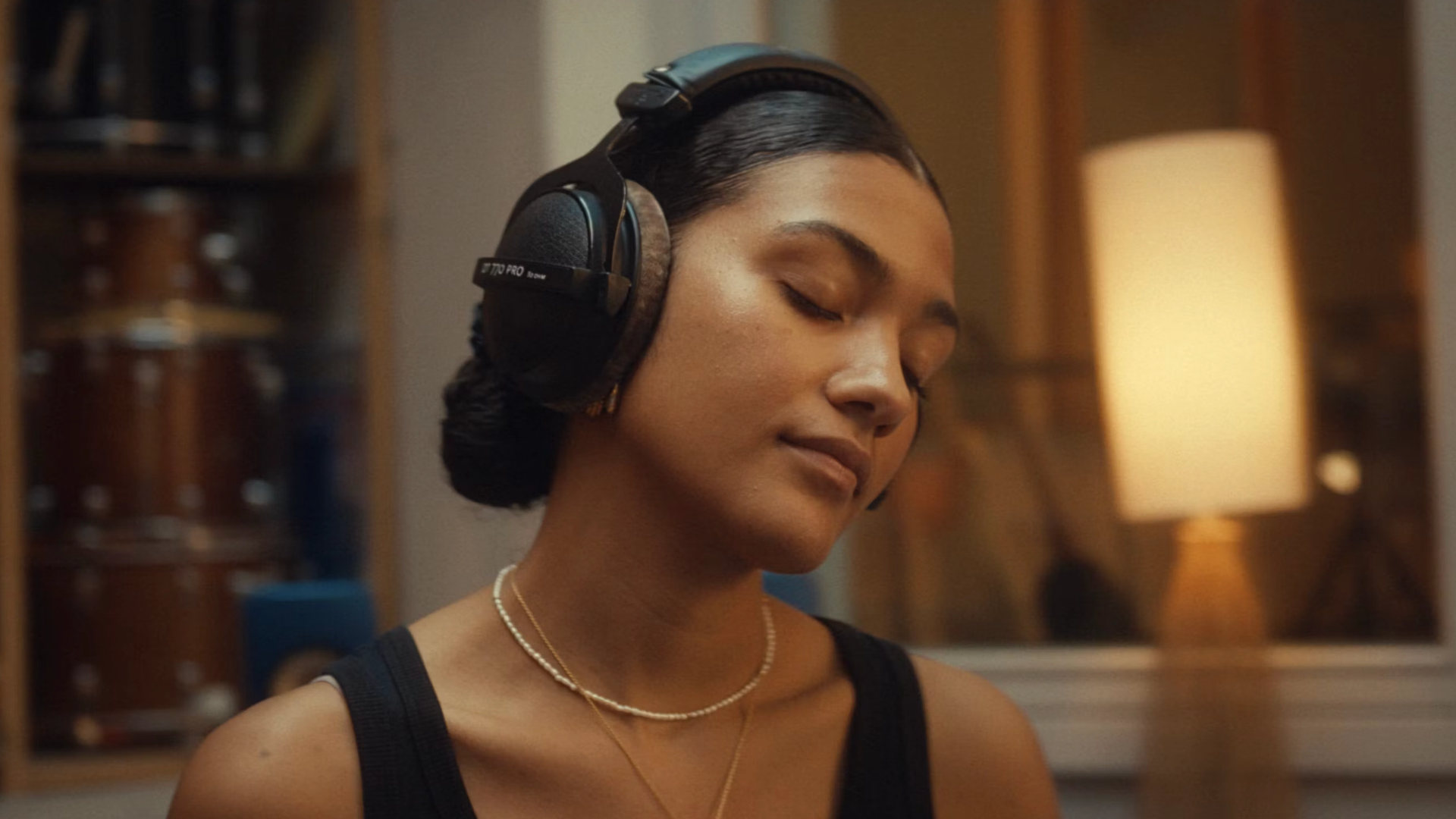 Olivia Dean singing 'Danger' at Pool Studios.