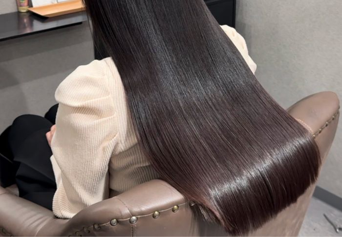 縮毛矯正で艶やかなストレートヘアに仕上げた施術例