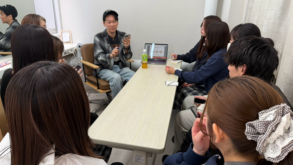 講師を囲んでSNSの勉強会に参加するスタッフの様子