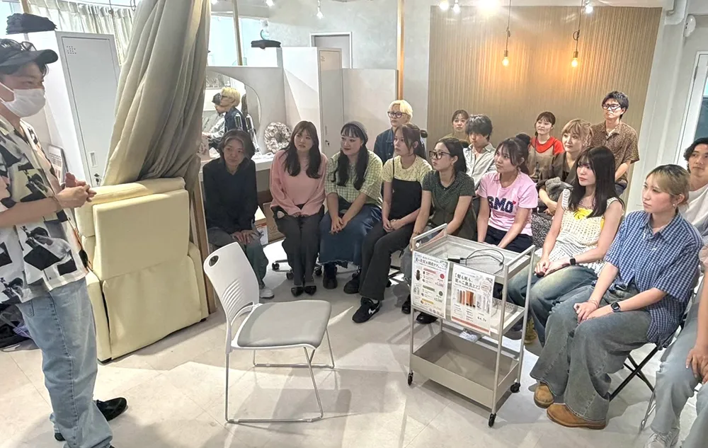 サロンで講師の話を聞く勉強会の様子
