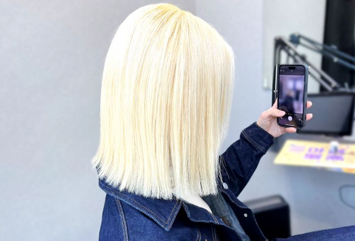  ハイトーンブリーチで明るく仕上げたヘアカラーの施術例