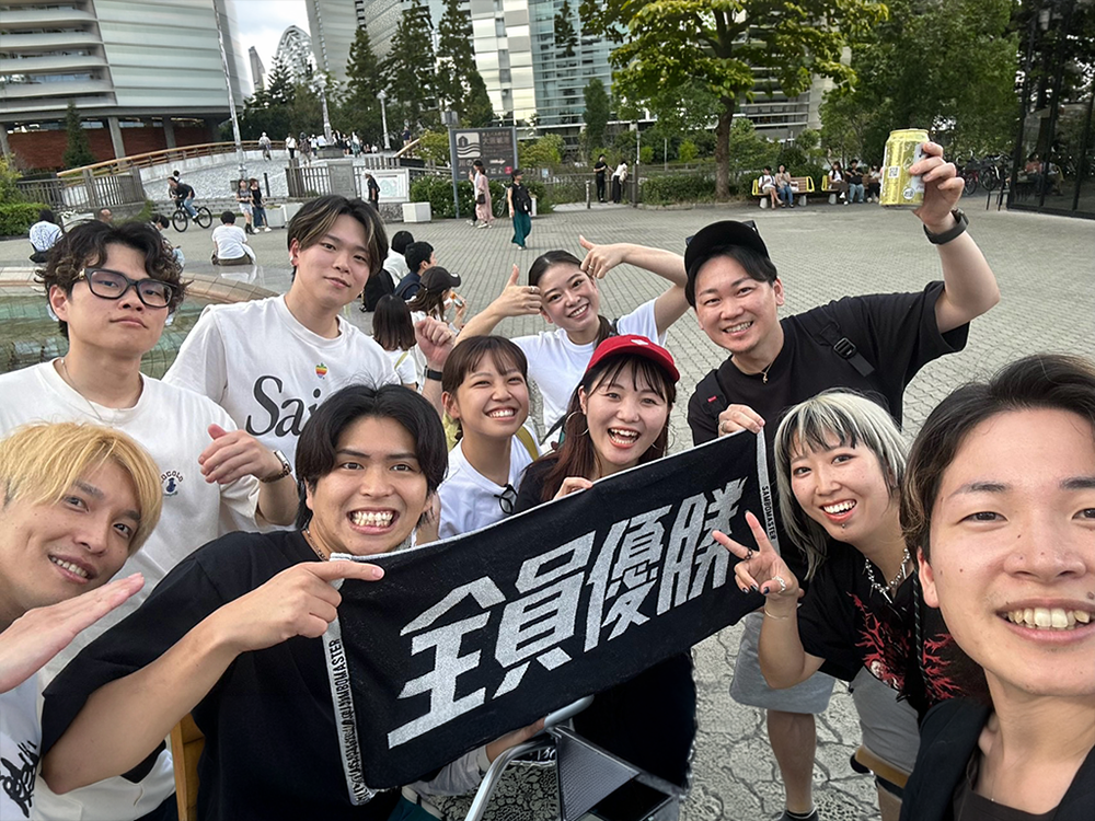 スタッフが屋外で交流している様子