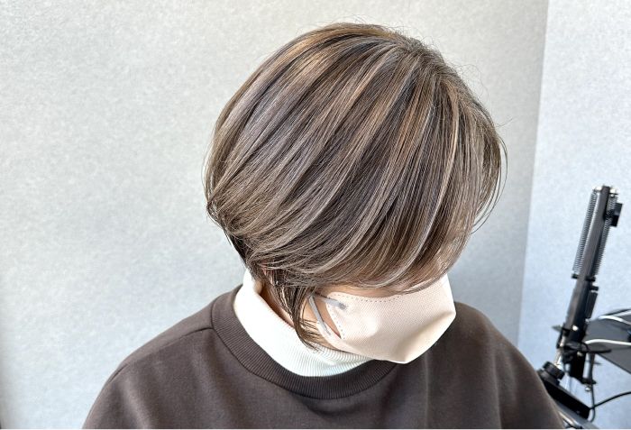 ブリーチなしの白髪ぼかしカラーで自然に仕上げた髪の施術例
