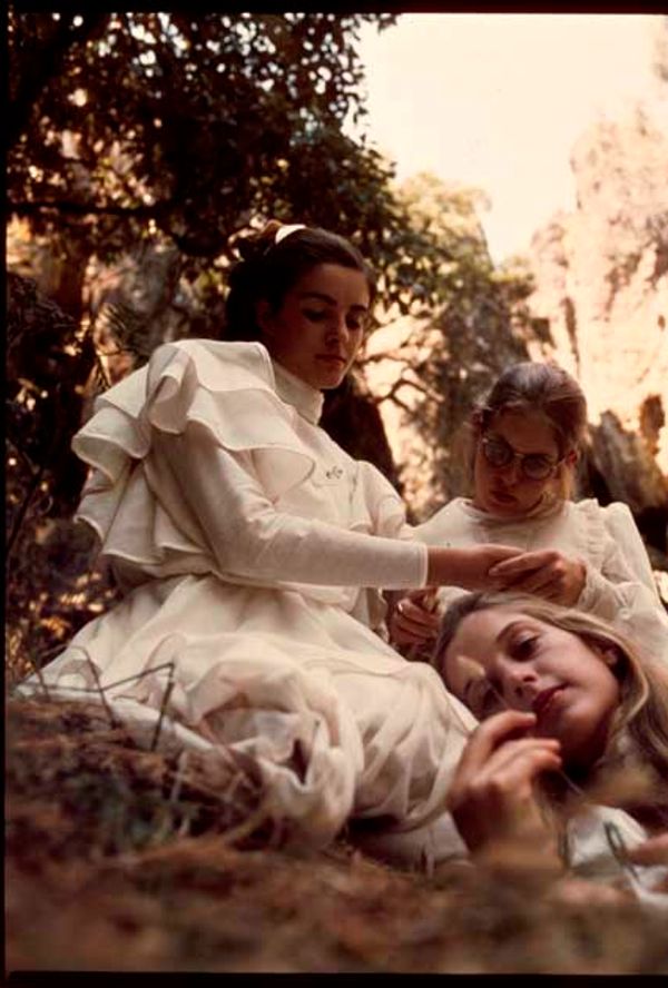 Bilde fra 'Picnic at Hanging Rock'