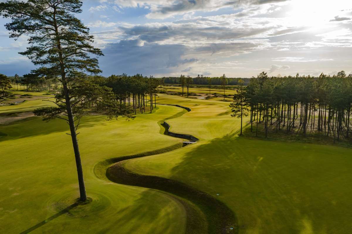 Crownwood Club, Sweden, River