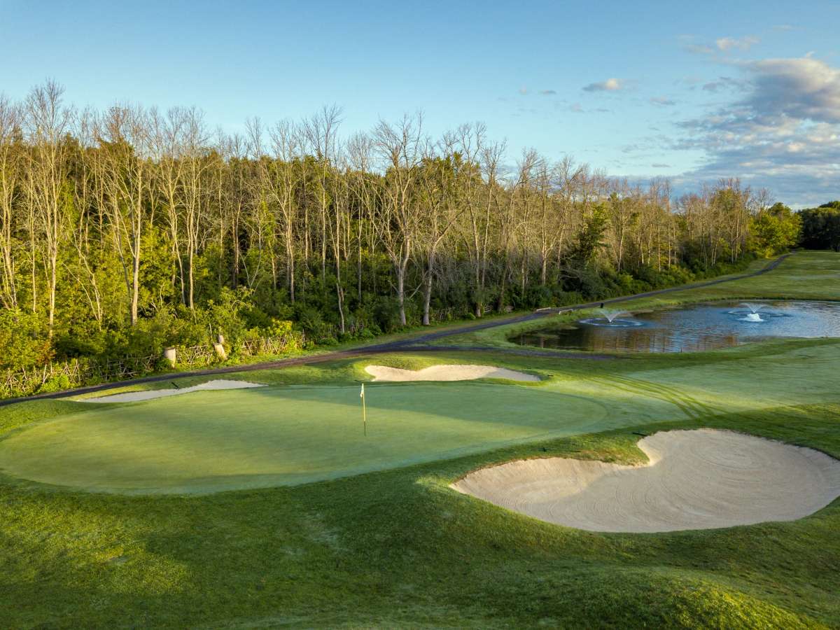 Cataraqui Golf and Country Club green and pond