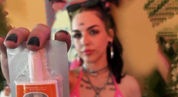 a-nonprofit-called-endoverdose-passes-out-narcan-during-coachella-to-festival-goers
