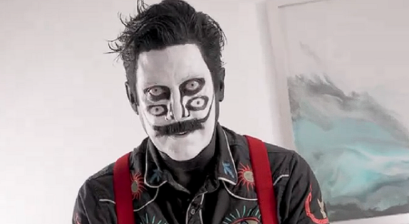 limp-bizkit-s-wes-borland-shows-how-to-use-naloxone