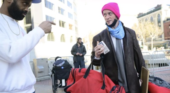 with-opioid-overdoses-still-on-the-rise-more-regular-people-are-carrying-narcan