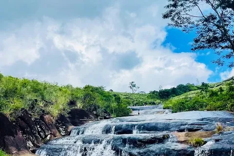 Patna Sliding Rock, Deniyaya: A Local Guide to Sri Lanka's Natural Water Slide