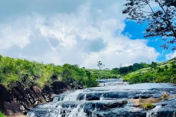 Patna Sliding Rock, Deniyaya: A Local Guide to Sri Lanka's Natural Water Slide