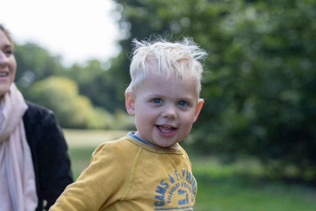 Billede af glad dreng i Home-Start familie