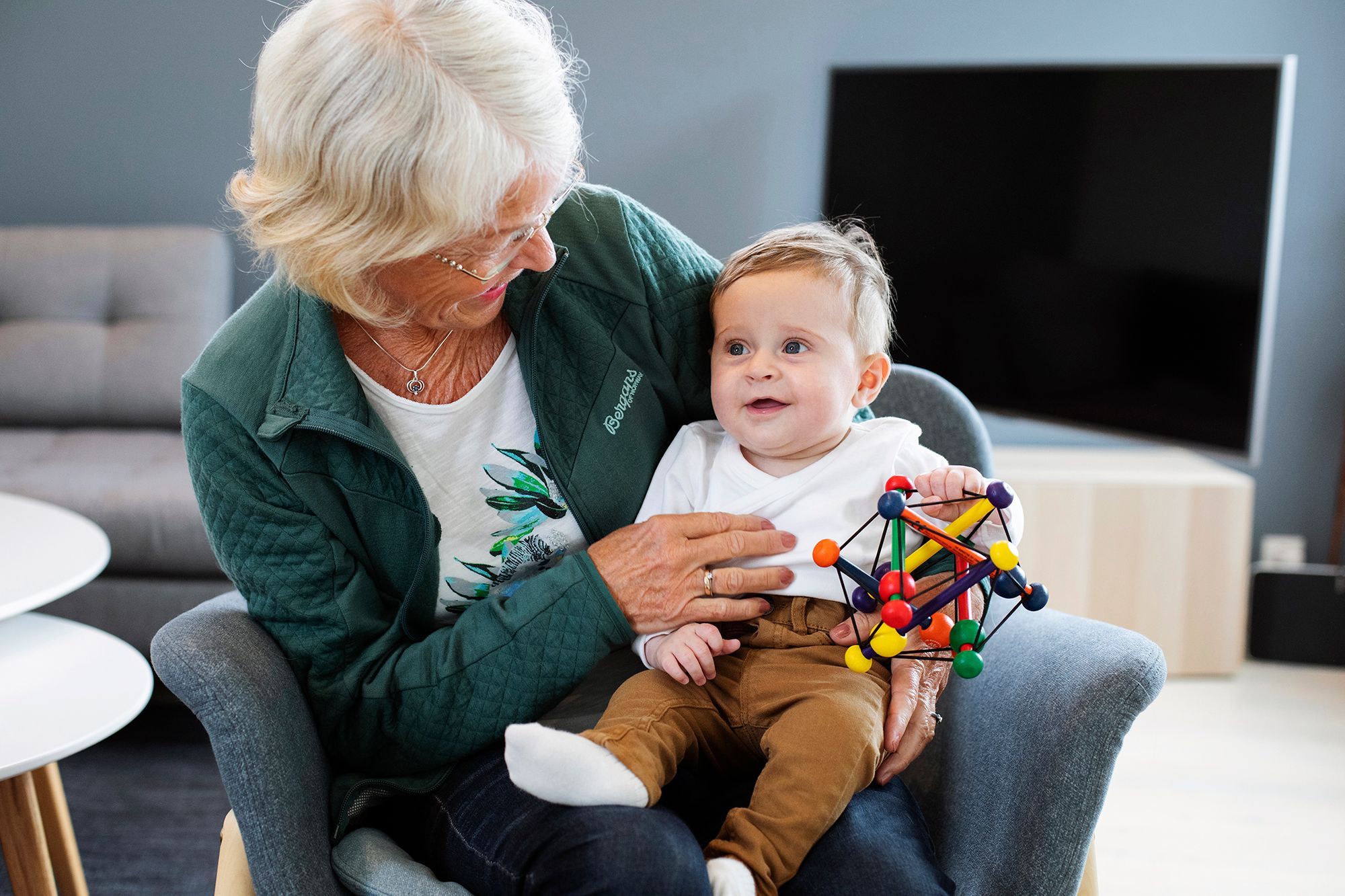 Familieven reservebedste sidder med baby 
