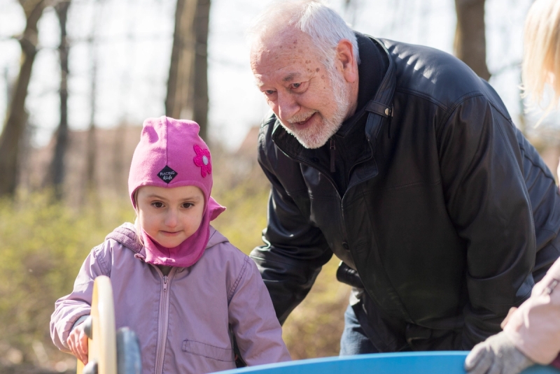 Familieven fra Home-Start leger med pige i skoven