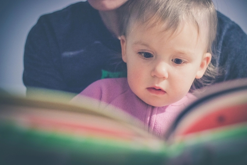 Barn fra Home-Start familie får bog læst højt af frivillig familieven
